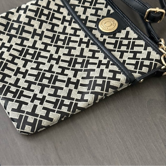 Tommy Hilfiger Womens Monogram Log Crossbody Bag - Picture 4 of 7